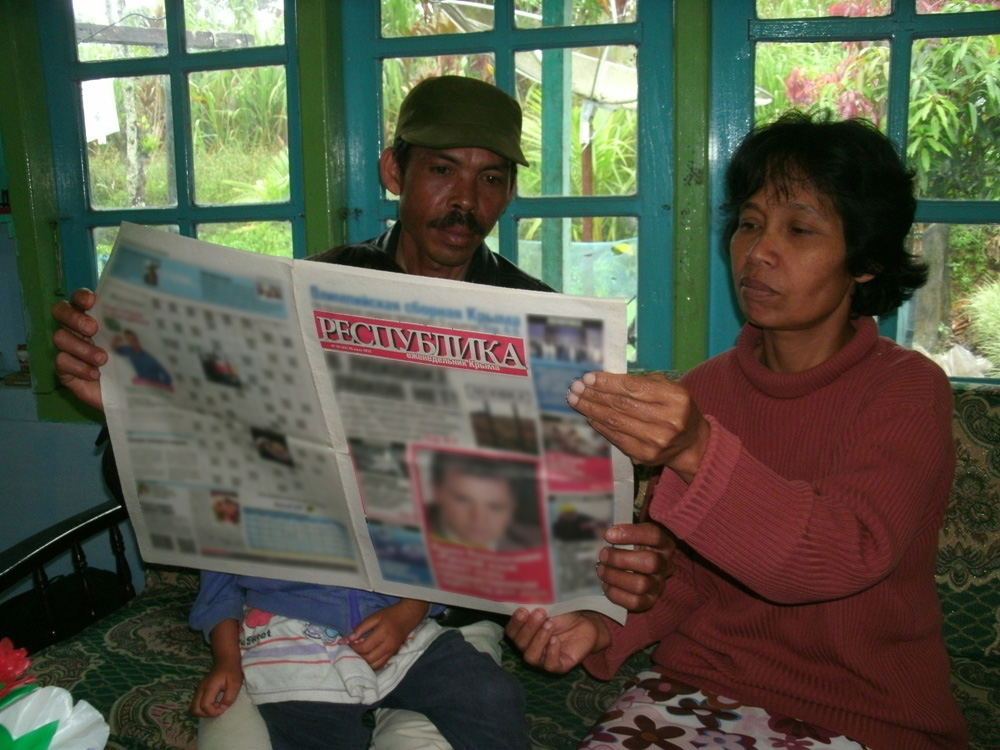 Indonesians_with_newspaper