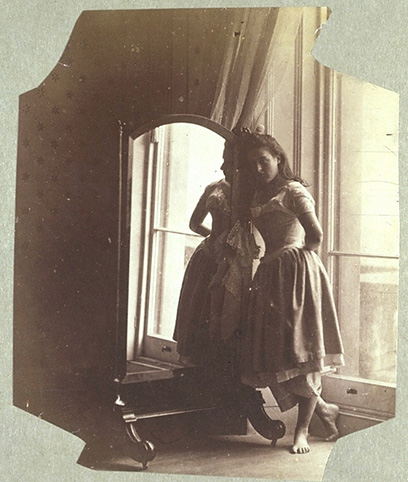 http://upload.wikimedia.org/wikipedia/commons/1/13/Hawarden-clementina-maude-1862-3-mirror.jpg