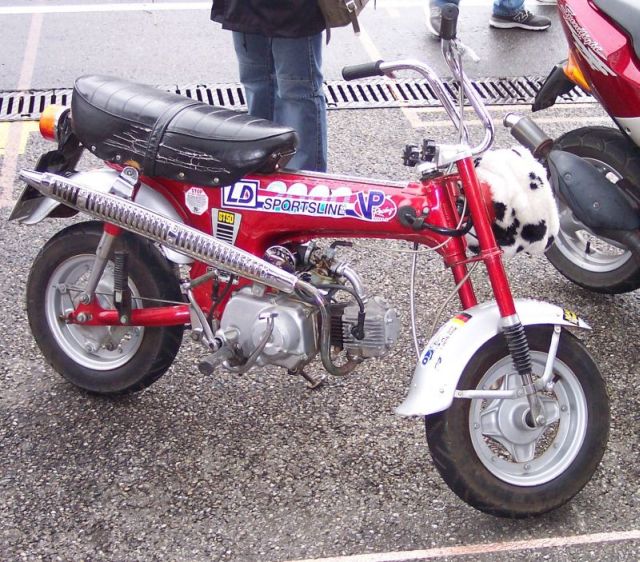 http://upload.wikimedia.org/wikipedia/commons/1/13/Honda_DT_50_red_vr.jpg