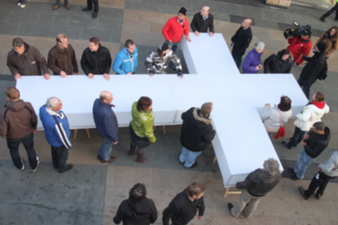 http://upload.wikimedia.org/wikipedia/commons/1/14/A_large_cross_the_suffer_and_die_of_Jesus_Christ_times_the_passion_in_Rotterdam.JPG