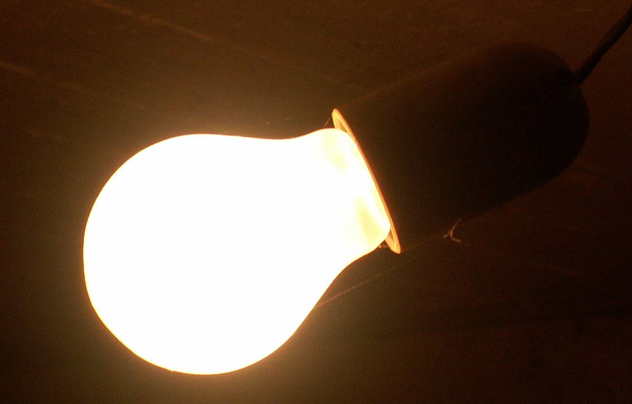 File:Incandescent light bulb on db.jpg - Wikimedia Commons