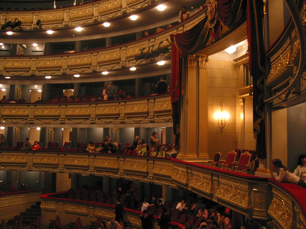http://upload.wikimedia.org/wikipedia/commons/1/14/Teatro_Real_(Madrid)_02.jpg