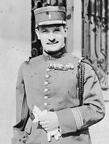 Зиновий Пешков в мундире майора французской армии в 1926 году