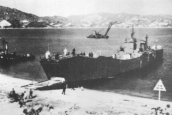 IJN_landing_ship_No149_on_test.jpg