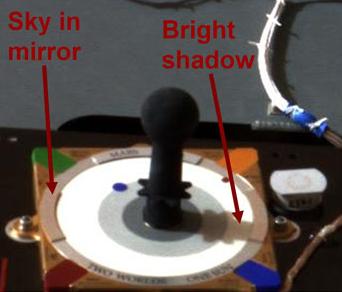 MarsDial марсохода «Спирит» с указанием на зеркальную секцию с отражением марсианского неба (англ. Sky in mirror) и на отбрасываемую тень (англ. Bright shadow)