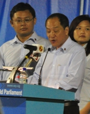 Low Thia Khiang at a Workers' Party general election rally, Sengkang, Singapore - 20110503 (cropped).jpg
