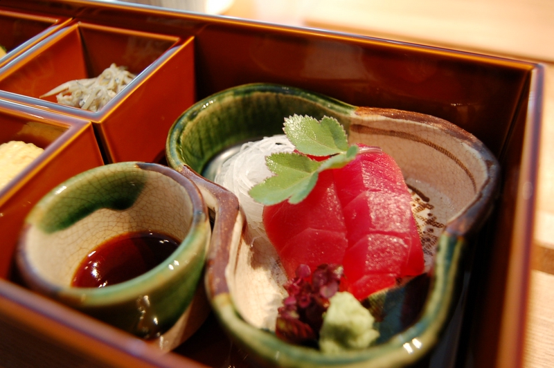 http://upload.wikimedia.org/wikipedia/commons/1/16/Tuna_sashimi_by_sunday_driver_at_a_hotel_in_Kyoto.jpg