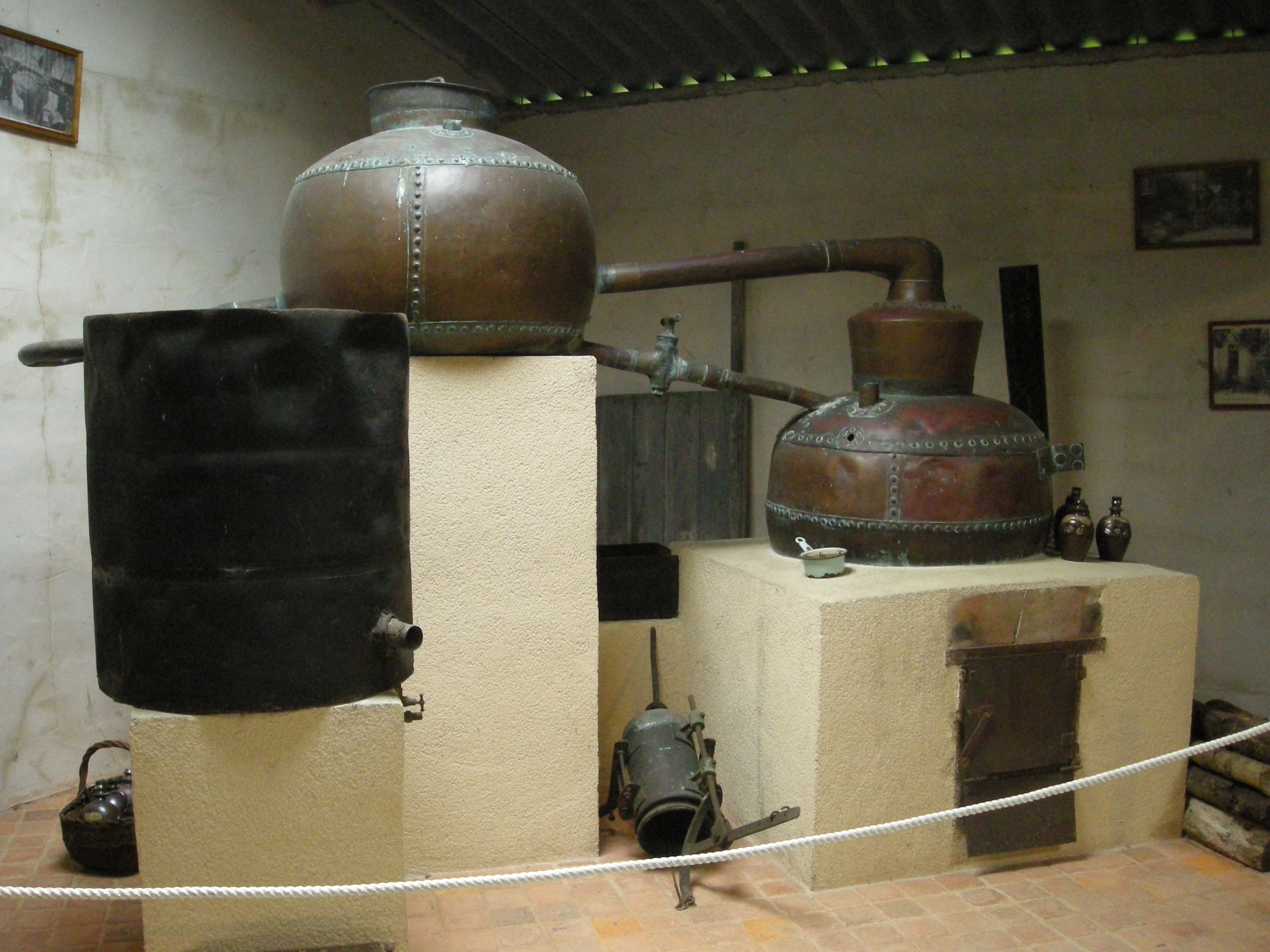 Calvados Destilliergerät (Saint-Jean-des-Champs, Normandie), von Ji-Elle, Public Domain