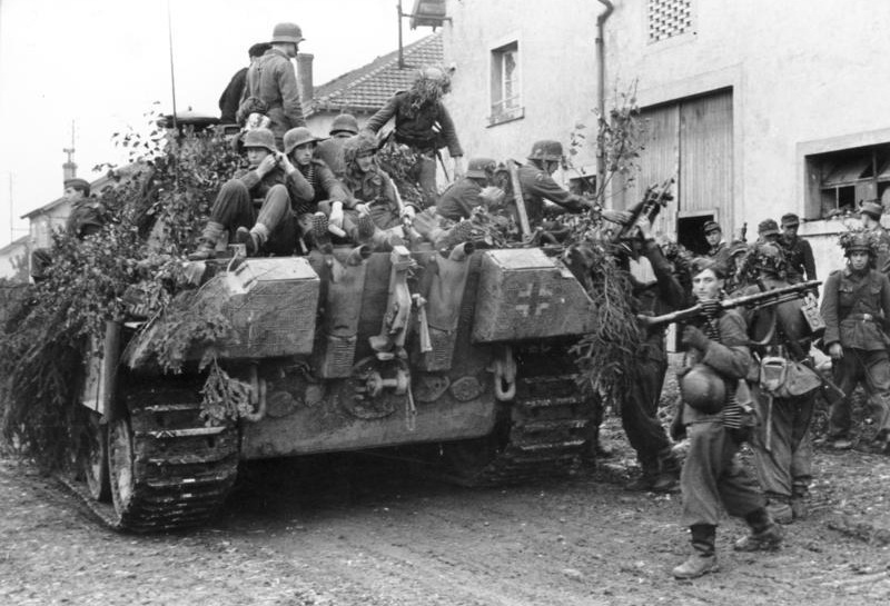 Bundesarchiv_Bild_101I-301-1955-15%2C_Nordfrankreich%2C_Panzer_V_%28Panther%29_mit_Infanterie.jpg