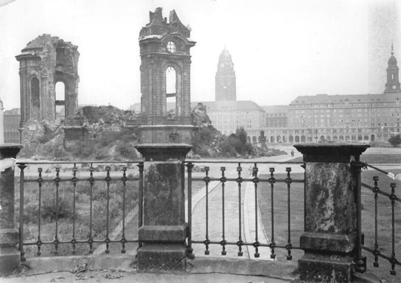 Leere Münzgasse 1958 (die Beräumung von Trümmern war 1952 erfolgt - vgl. Photographie von 1952)