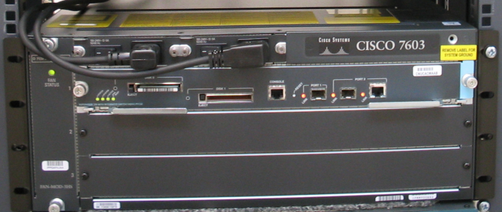 [Obrázek: Cisco_7603_Chassis.png]