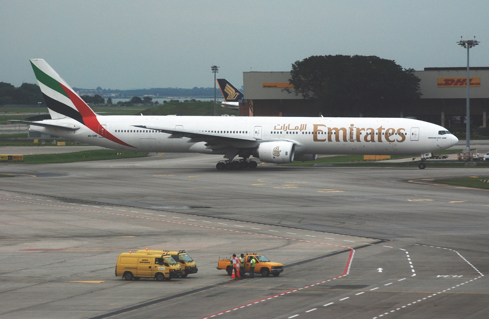 File:Emirates Boeing 777-300, A6-EMP, SIN 2.jpg - Wikipedia