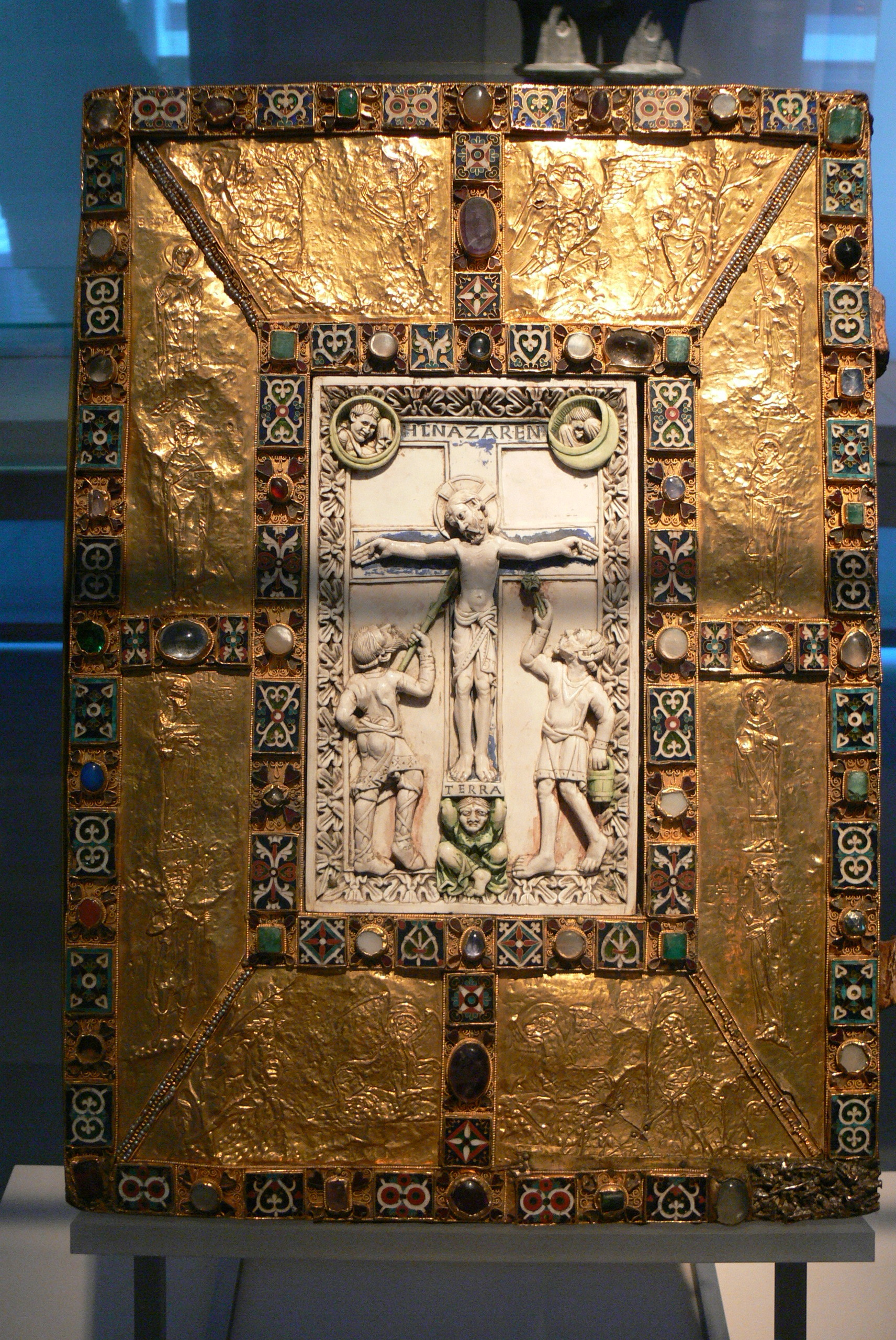 Der "Codex aureus Epternacensis" oder "goldene Codex von Echternach" - eines der prachtvollsten erhaltenen Bücher aus dem Mittelalter, ein Beispiel allerhöchster Kunstfertigkeit. Aber steht sein Wert als Quelle in Zusammenhang mit seinem künstlerischen oder materiellen Wert?