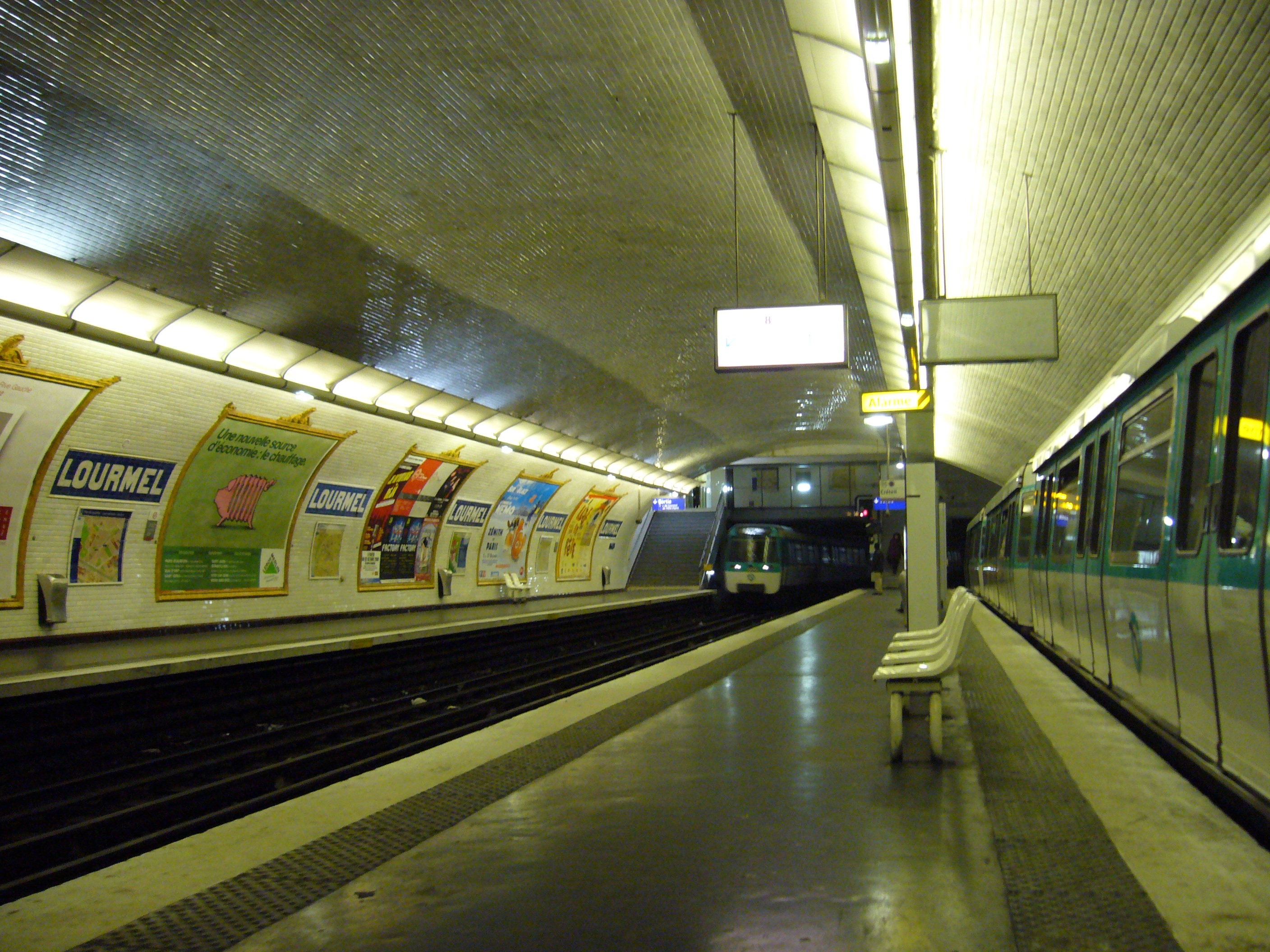 Description Metro - Paris - Ligne 8 - Lourmel (2).jpg