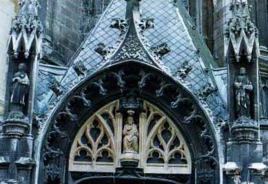 Sculpture du linteau de la porte arrière de l'église Saint-Maurice.