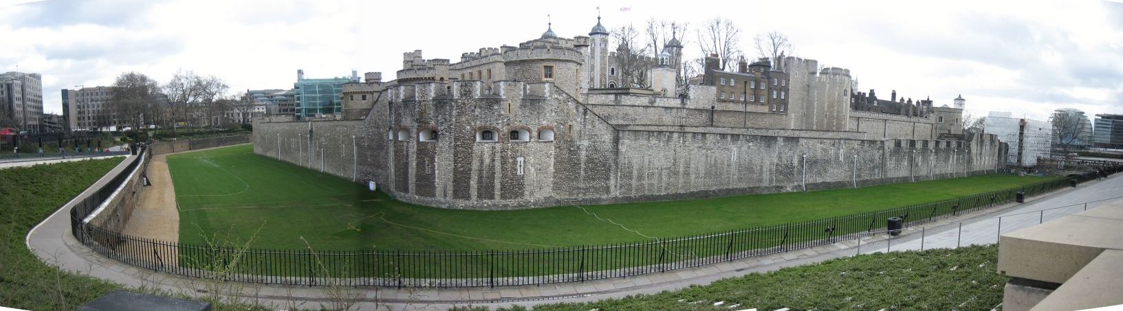 http://upload.wikimedia.org/wikipedia/commons/1/18/Panorama_of_the_outer_curtain_wall_of_the_Tower_of_London,_2006.jpg