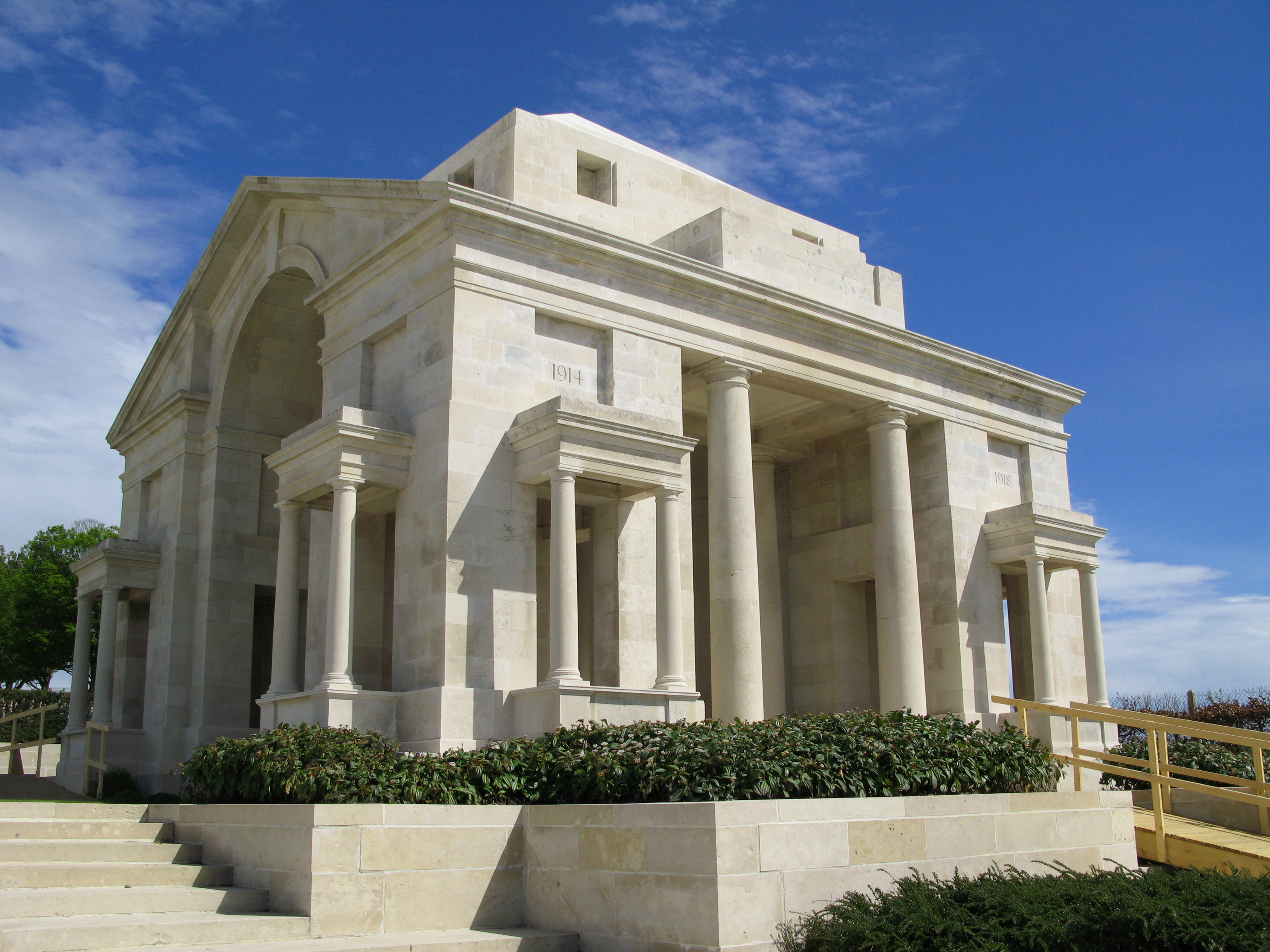 http://upload.wikimedia.org/wikipedia/commons/1/18/Villers-Bretonneux_m%C3%A9morial_australien_%28entr%C3%A9e_cimeti%C3%A8re_pavillon_Sud%29_2.jpg