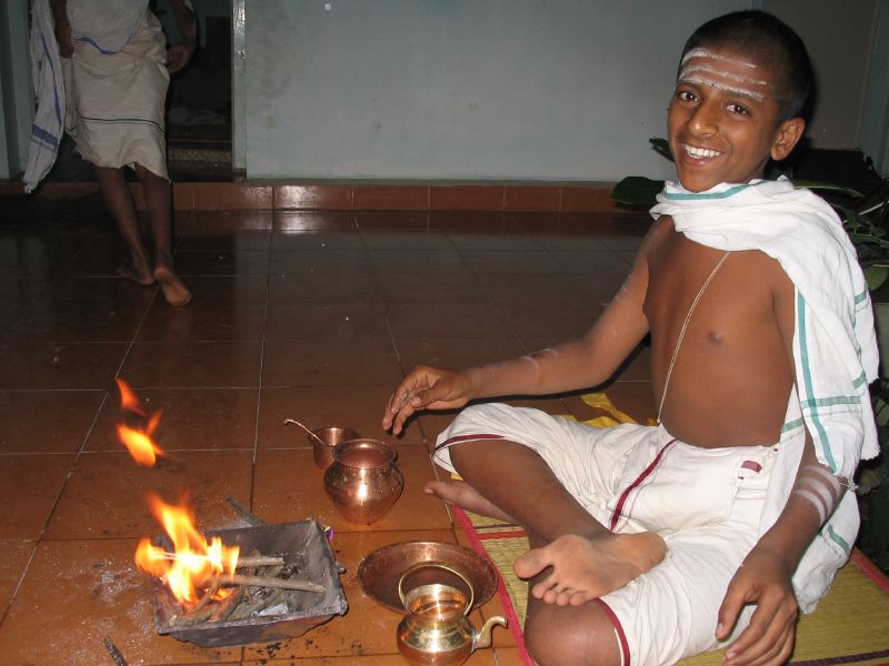 Bramiini- eli pappiskastisen pojan rituaali. 
Huomaa otsalla Shivan-palvojan kolme raitaa, pojan hartialla oleva ja rintakehn ohi kulkeva pappiskastin tunnus pyh nyri sek pyh tuli. 
Kuvalhde: Wikipedia
