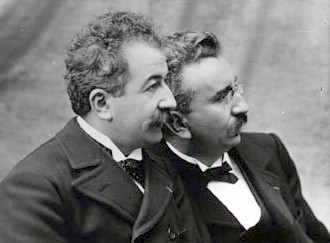 Louis (rechts) und Auguste Lumière, 1895