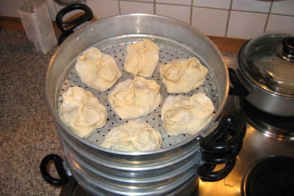 http://upload.wikimedia.org/wikipedia/commons/1/1a/Manti_in_a_steam_cooker.jpg