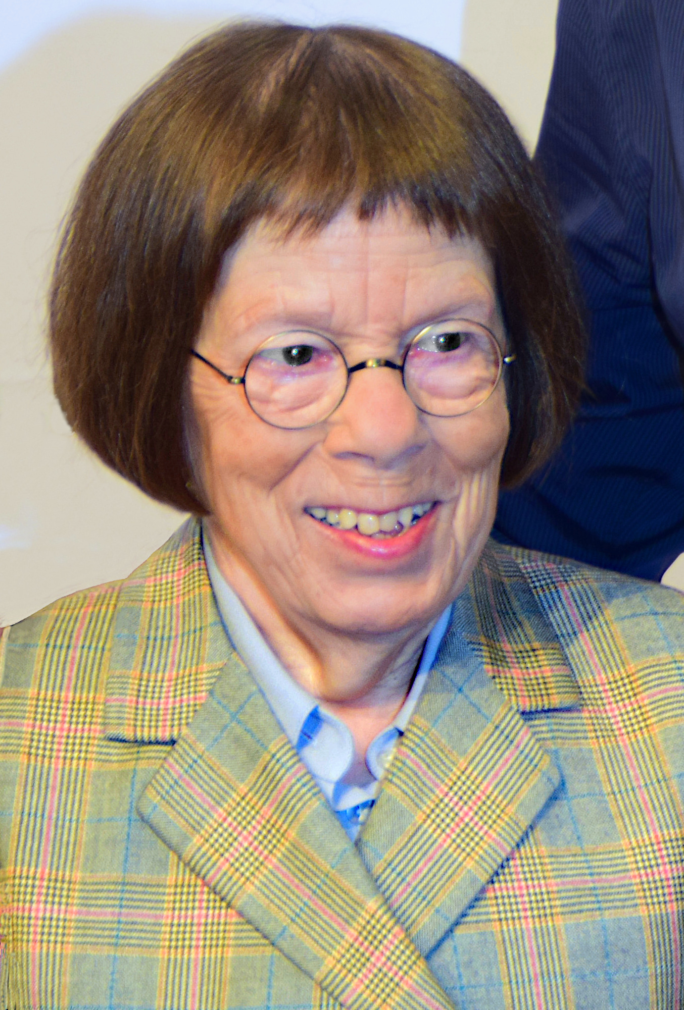 The 78-year old daughter of father Raymond Davy Hunter and mother Elsie Doying Hunter Linda Hunt in 2024 photo. Linda Hunt earned a 0.72 million dollar salary - leaving the net worth at 6 million in 2024