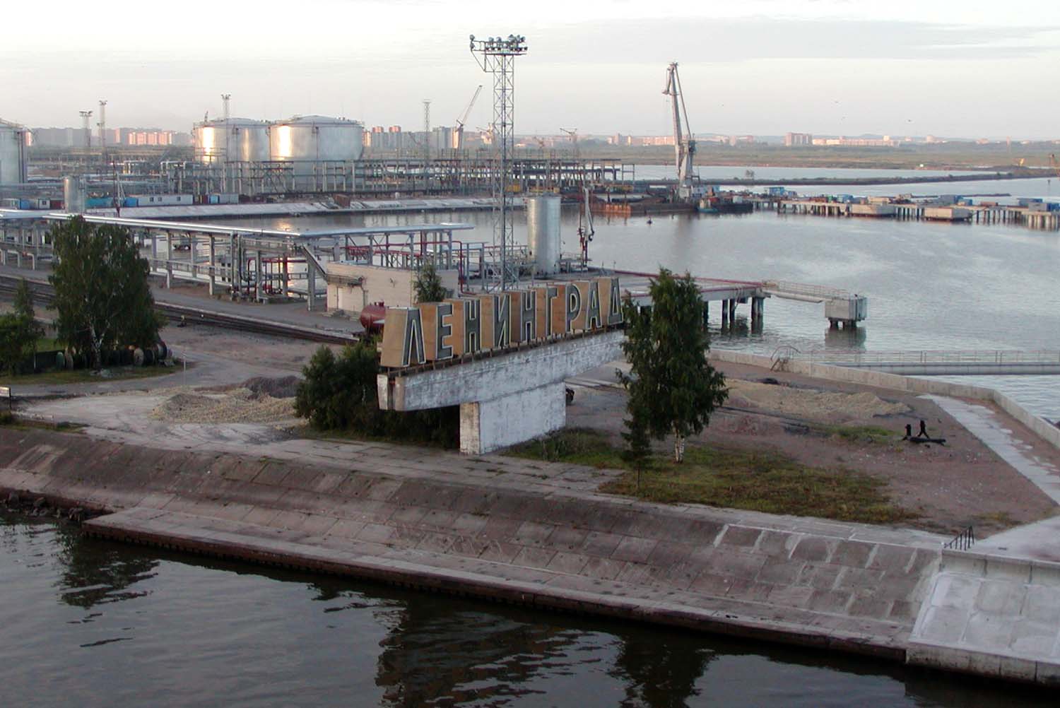 St_Petersburg_port_entrance.jpg