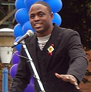 Wayne Brady interprète James Stinson.