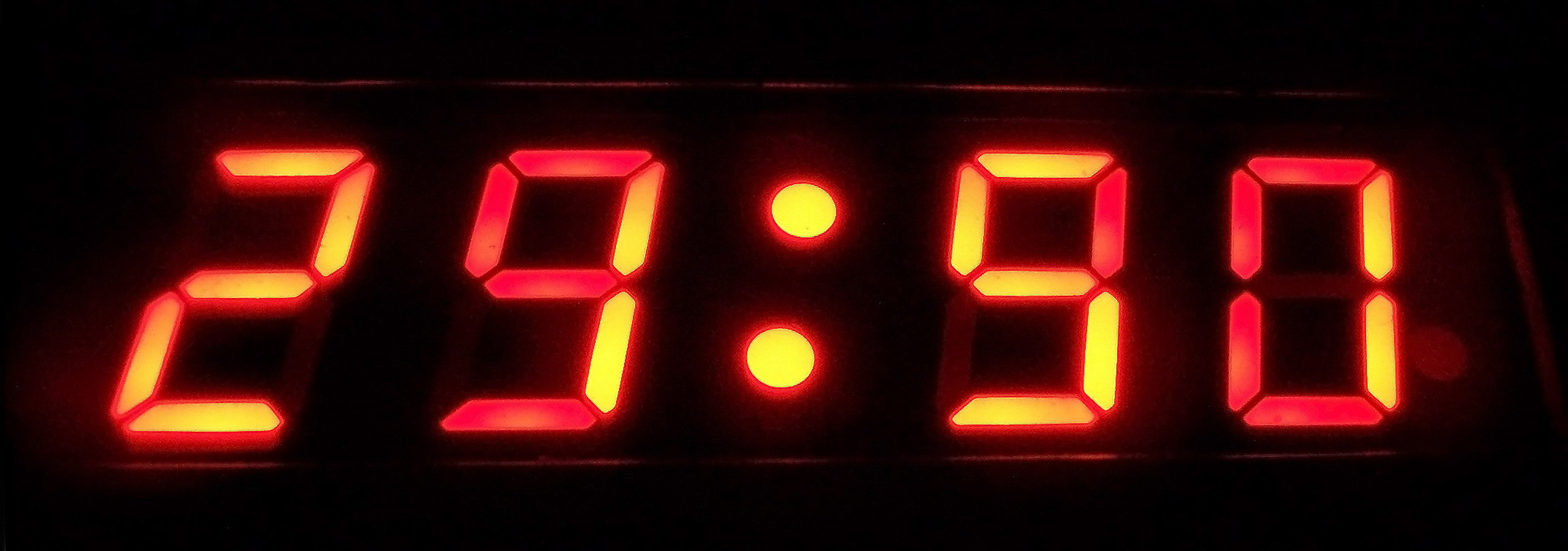 File:Digital clock changing numbers.jpg  Wikimedia Commons