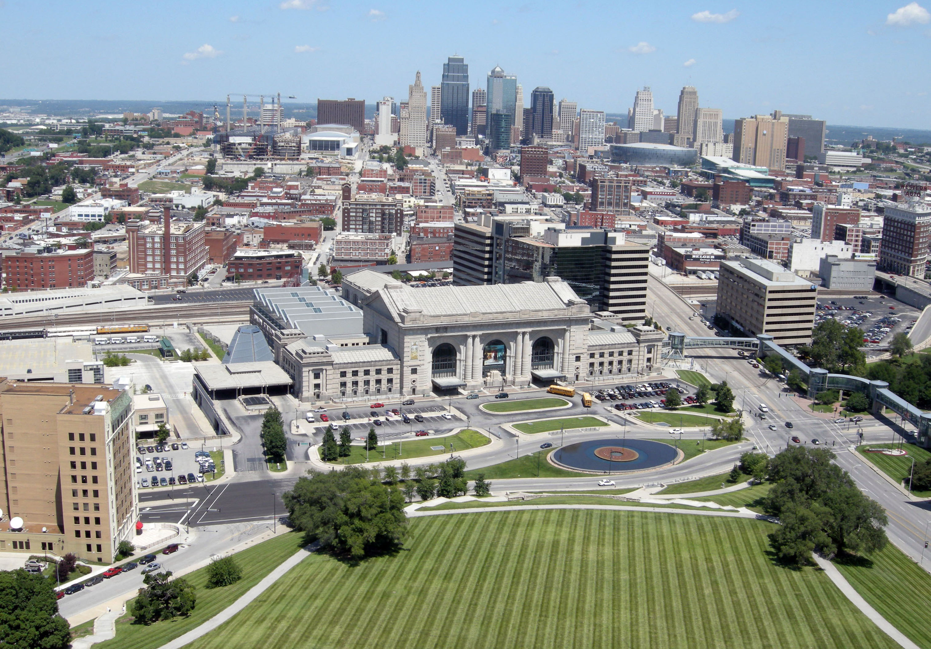 http://upload.wikimedia.org/wikipedia/commons/1/1c/Downtown_Kansas_City,_Missouri_from_Liberty_Memorial.jpg