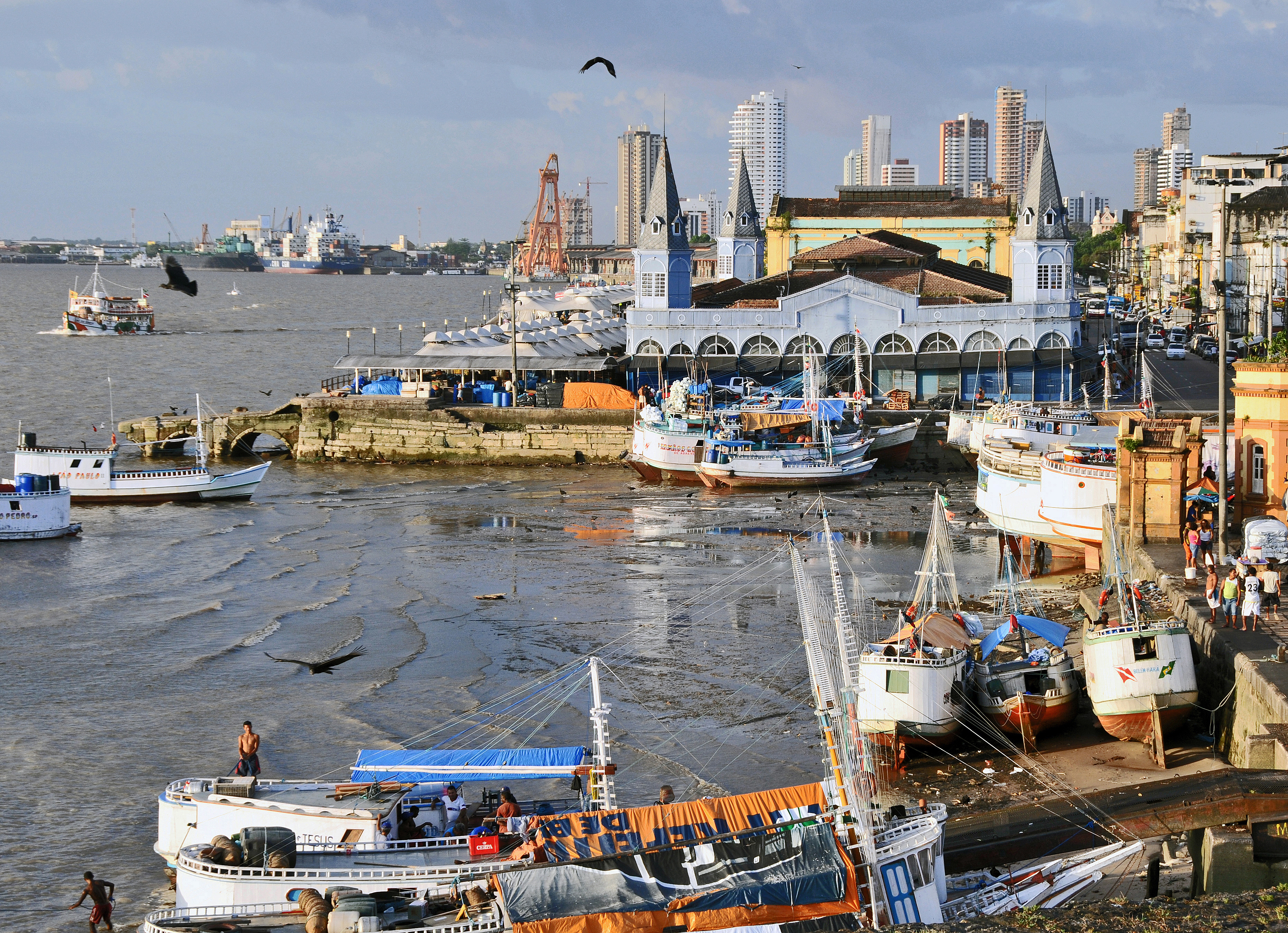 Belém_Fishing_port_and_Ver-o-peso_02