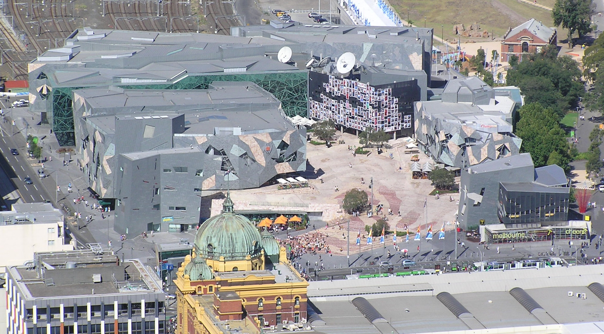 Federation_Square_Overview,_Melbourne.jpg