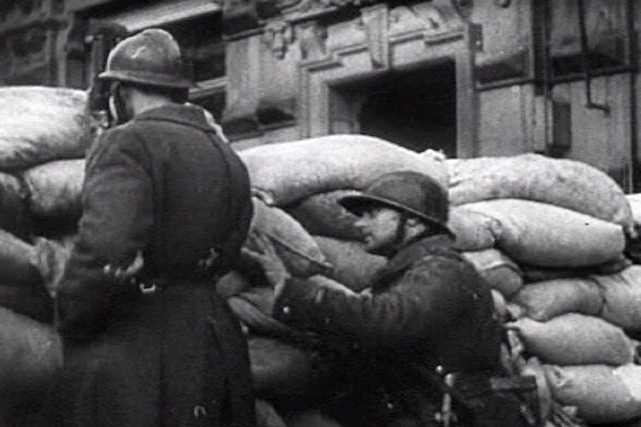 French_troops_barricades2_paris_1940.png