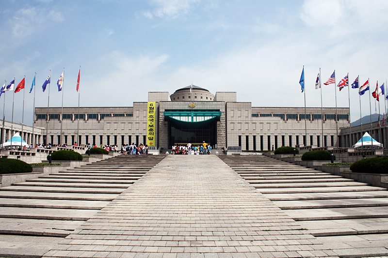 http://upload.wikimedia.org/wikipedia/commons/1/1d/Korea-Seoul-War_Memorial_of_Korea-01.jpg