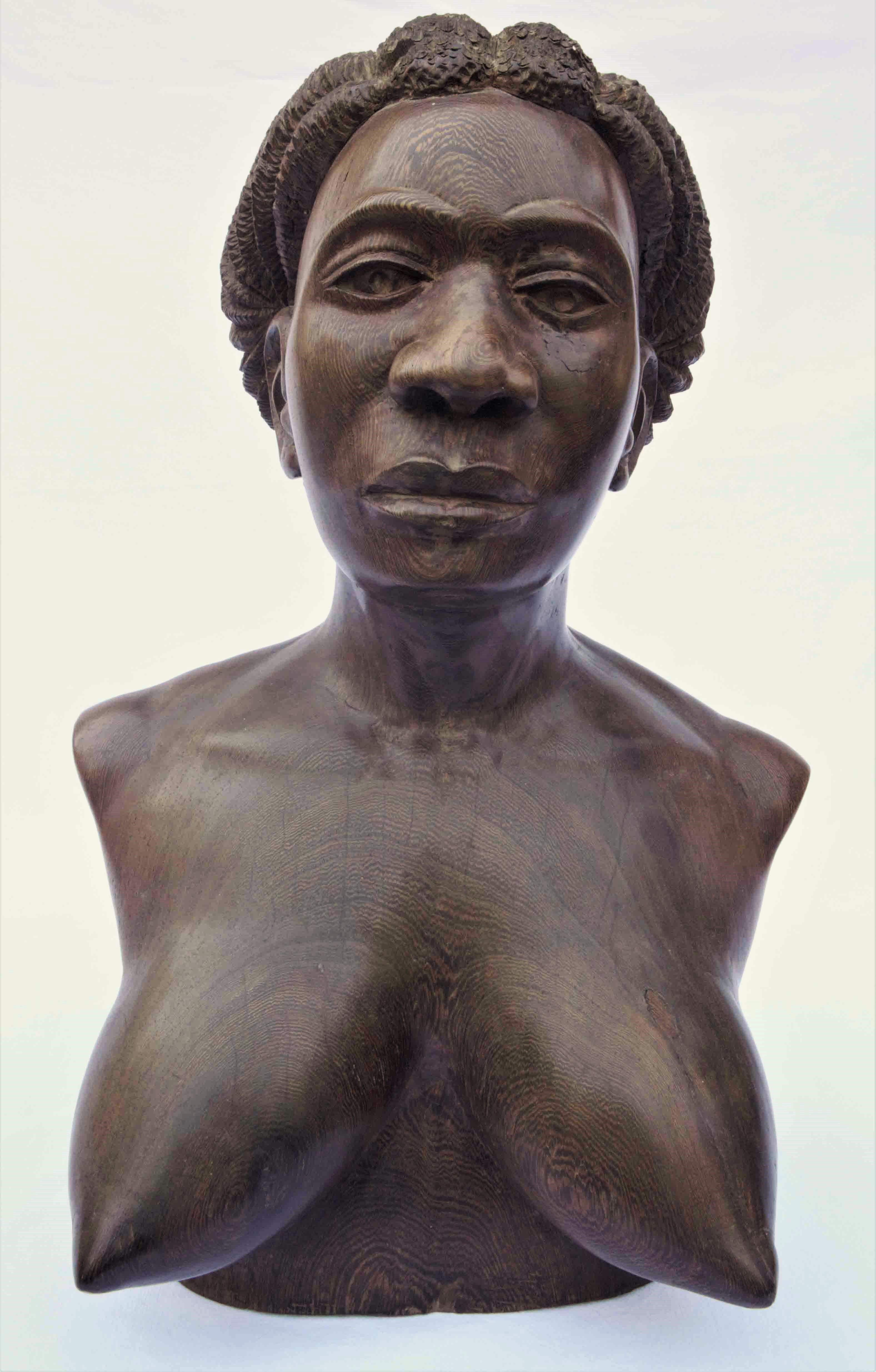 Muta Mayola Busto de mujer en wengué firmado y situado bajo la base.