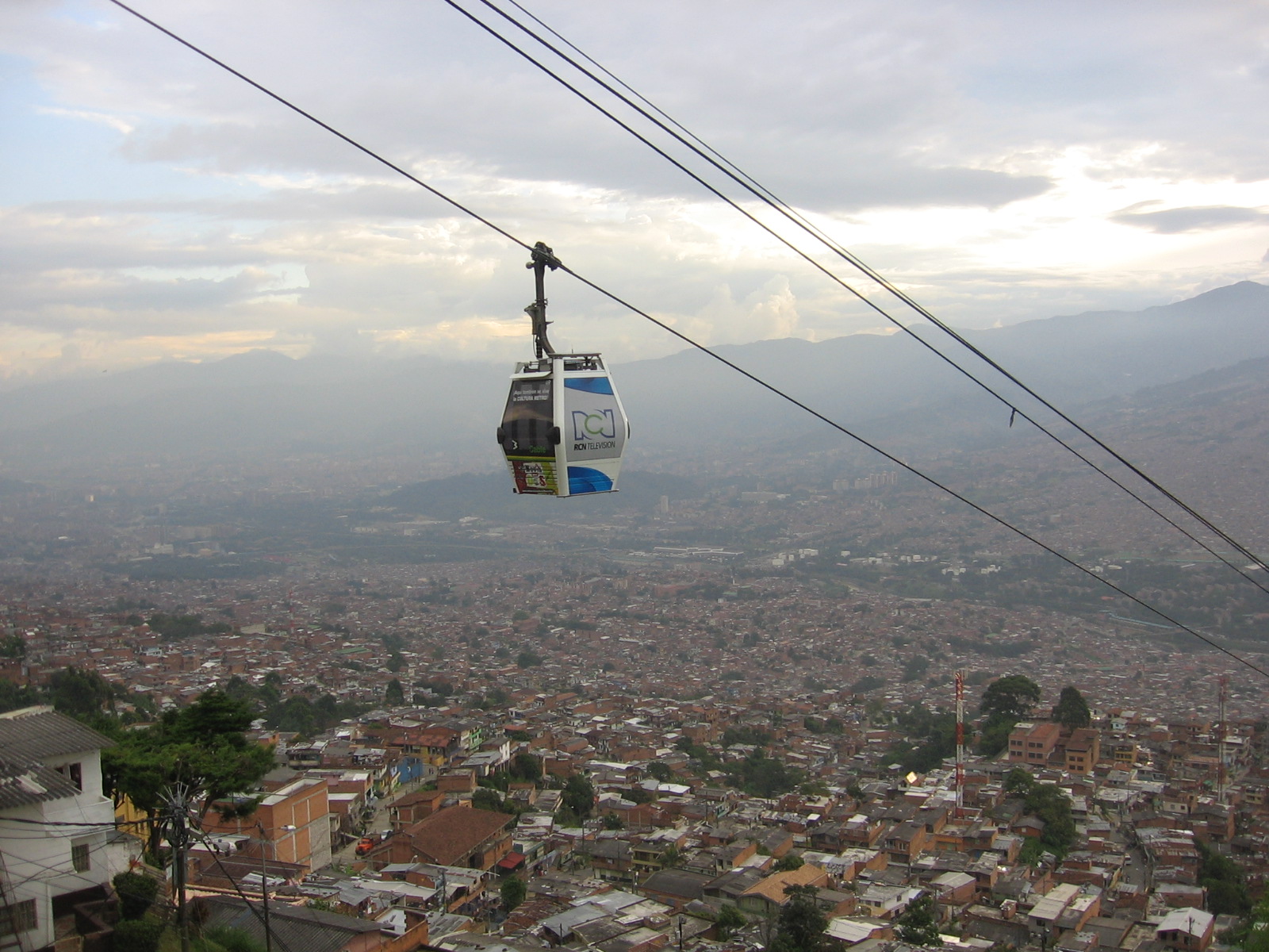 English: A view of Medellín from a wagon of Me...