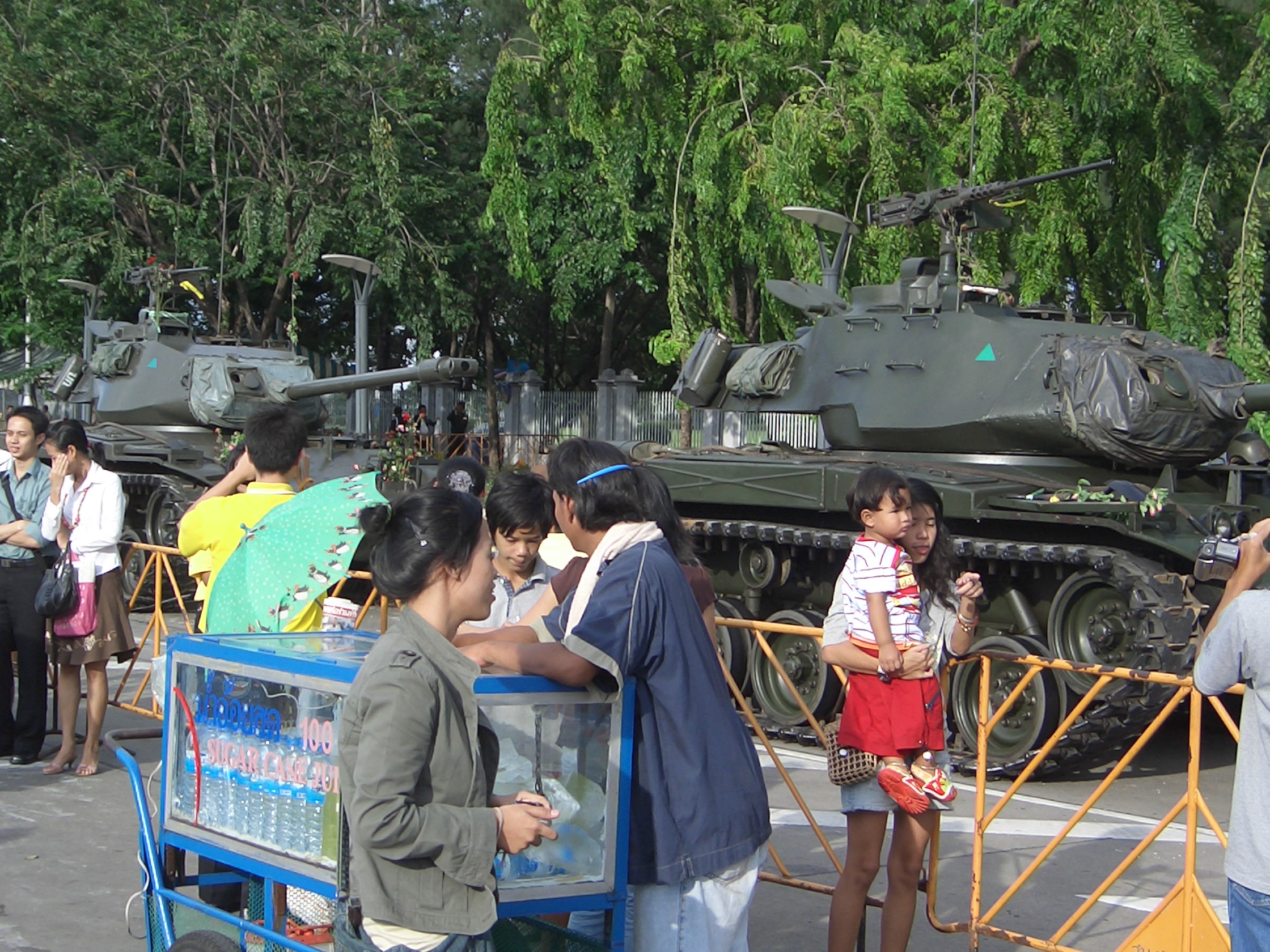 http://upload.wikimedia.org/wikipedia/commons/1/1e/Tanks_in_Bangkok.jpg