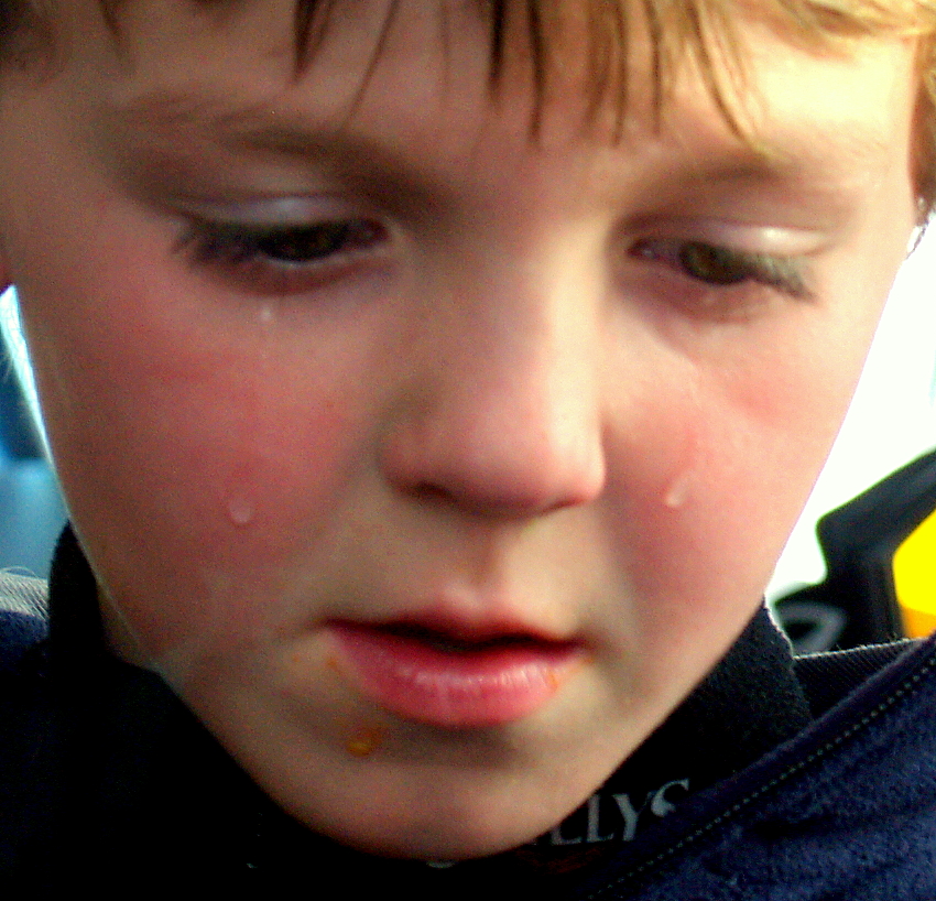 http://upload.wikimedia.org/wikipedia/commons/1/1f/A_child_sad_that_his_hot_dog_fell_on_the_ground.jpg