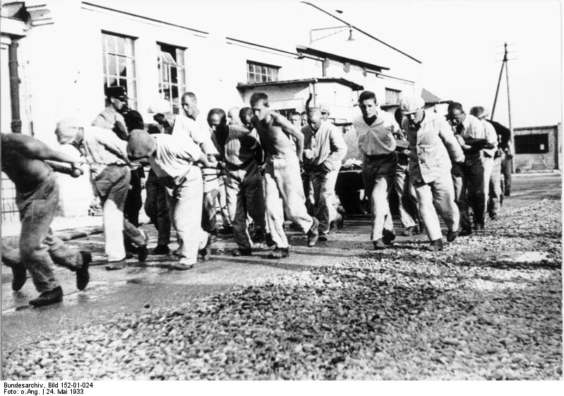 http://upload.wikimedia.org/wikipedia/commons/1/1f/Bundesarchiv_Bild_152-01-024%2C_KZ_Dachau%2C_Häftlinge_bei_Zwangsarbeit.jpg