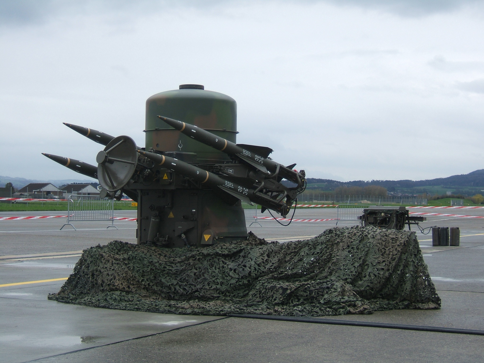 http://upload.wikimedia.org/wikipedia/commons/1/1f/Swiss_rapier_missile.jpg