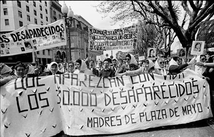 Mares de la Plaça de Mayo en la segona Marxa de la Resistència, 1982