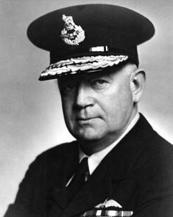 Portrait tête et épaules d'un homme en uniforme militaire avec une casquette à visière.