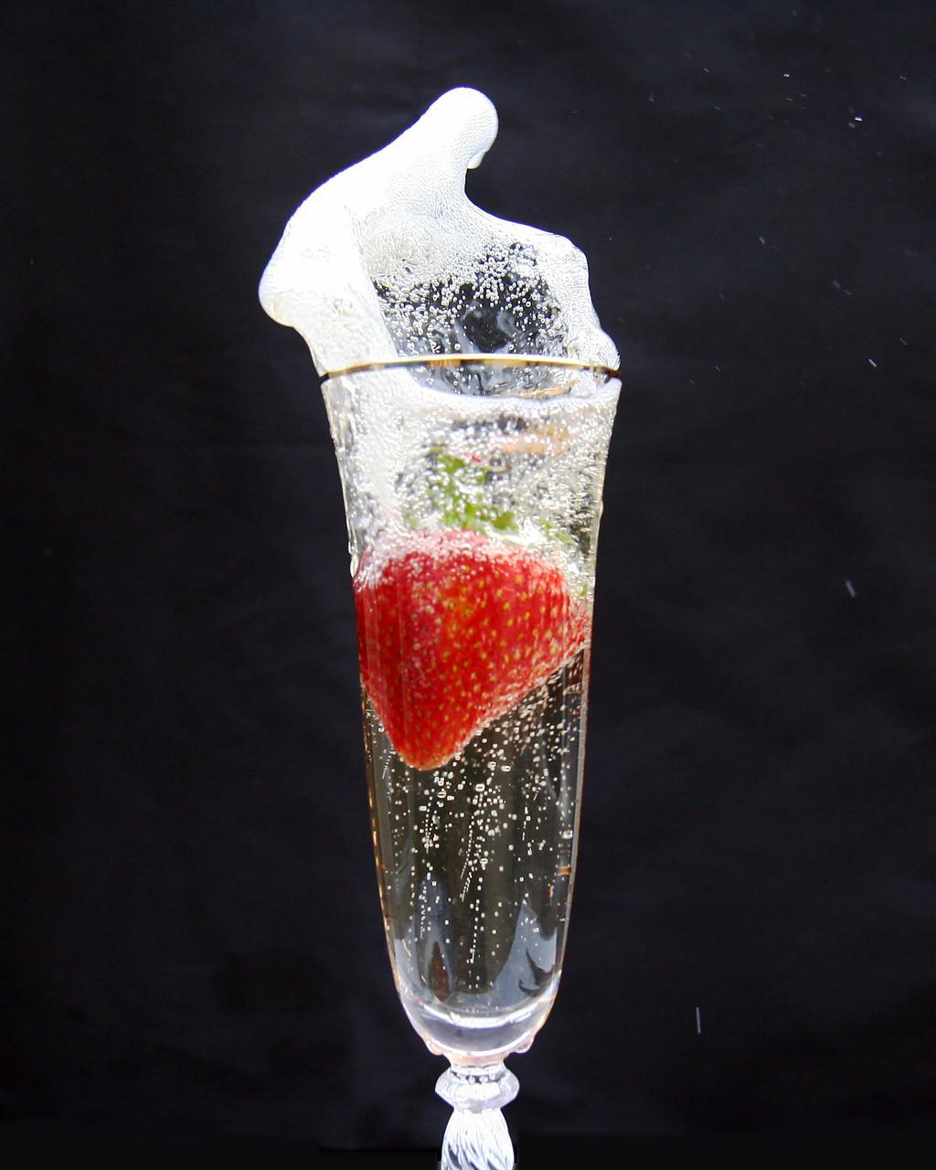 File:Strawberry and champagne.jpg - Wikimedia Commons