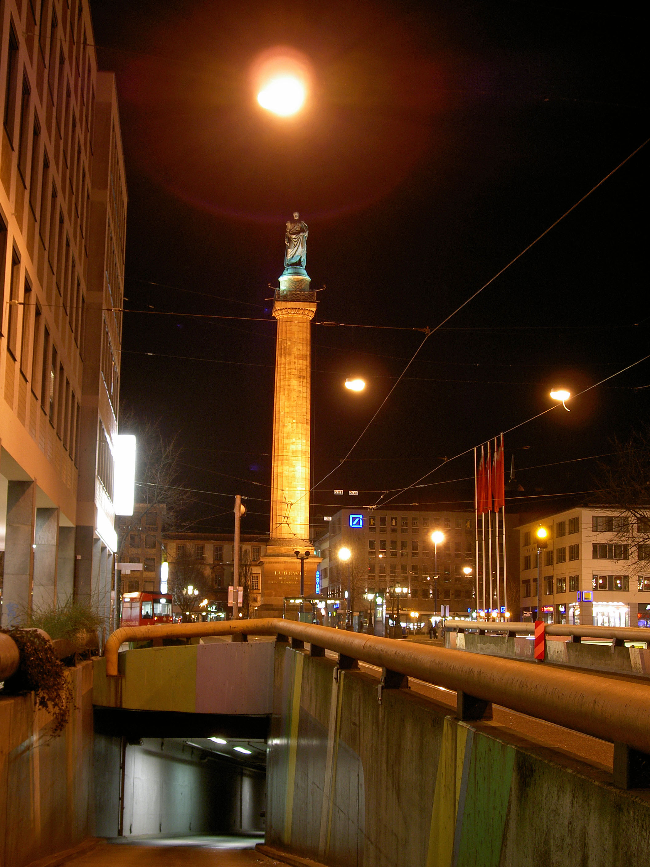 Leutpuller bei Nacht - Ludwigsmonument in Darmstadt - Quelle: WikiCommons