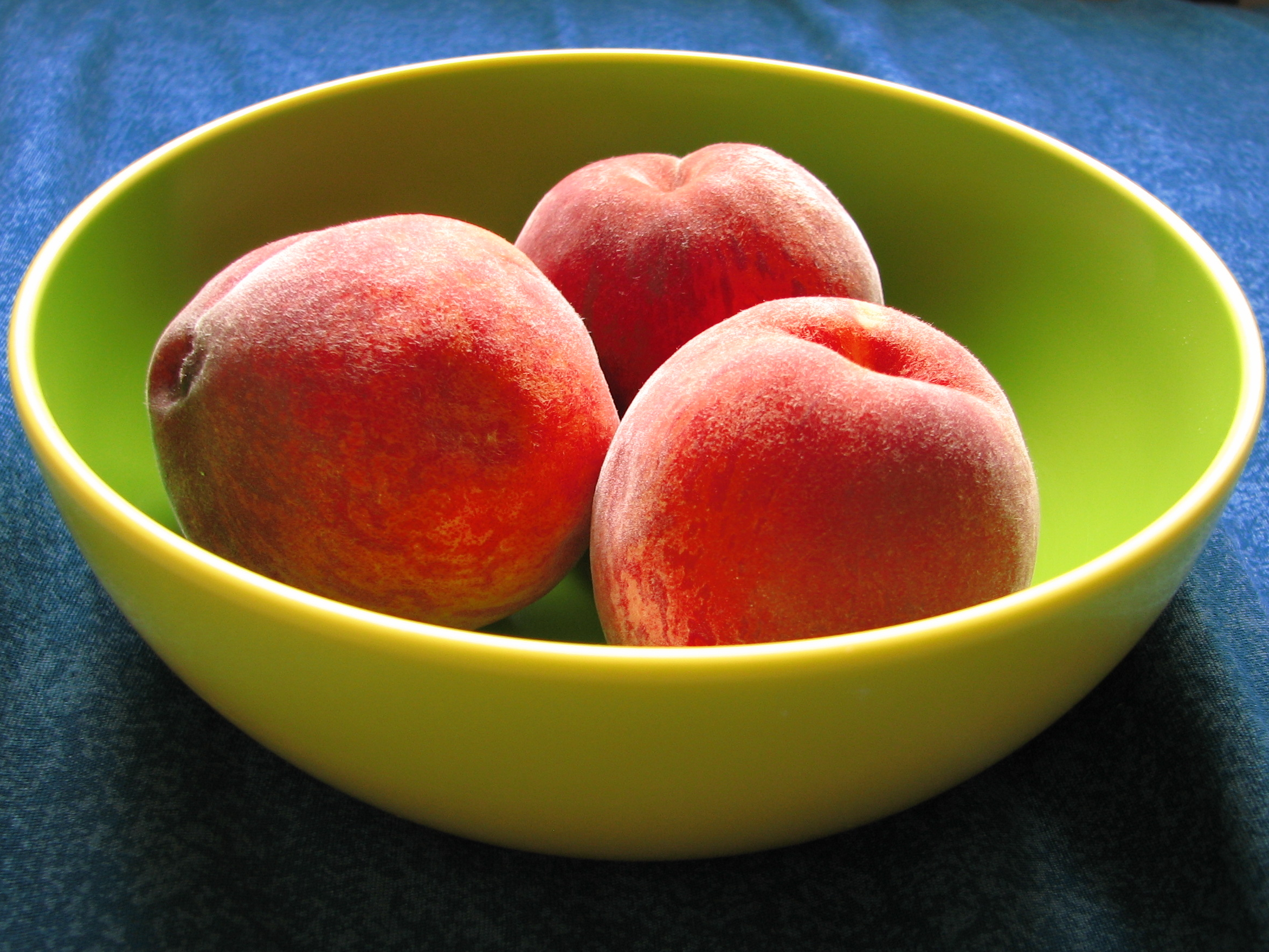 English: A bowl of peaches with colors enhance...