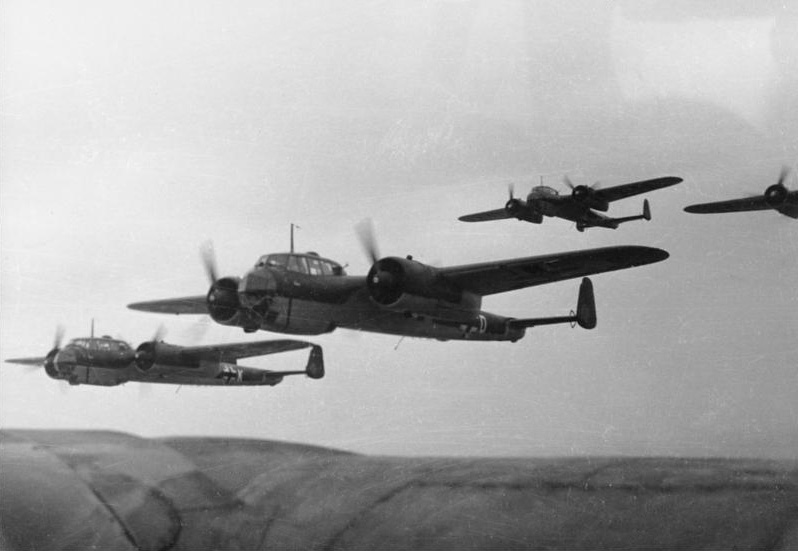 Bundesarchiv_Bild_101I-342-0603-25%2C_Belgien-Frankreich%2C_Flugzeuge_Dornier_Do_17.jpg