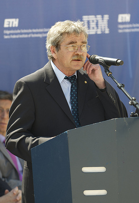 Fil:Georg Bednorz speaking at the groundbreaking of the new IBM and ETH Zurich Nanotech Exploratory Technology Lab.jpg