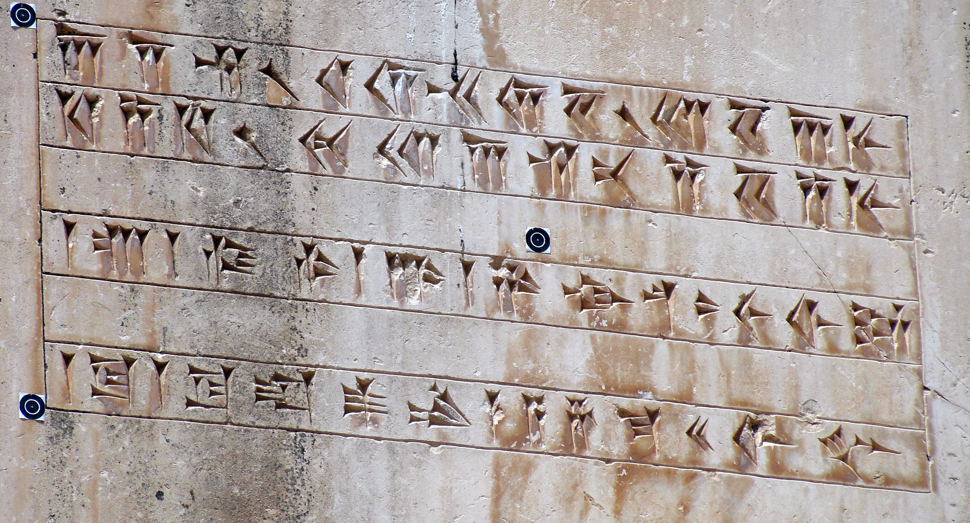 [تصویر: I_am_Cyrus,_Achaemenid_King_-_Pasargadae.JPG]