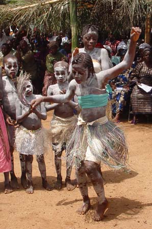 Studentoj festas kun tradicia dancado en Koindu, Kailahun Distrikto, Siera-Leono