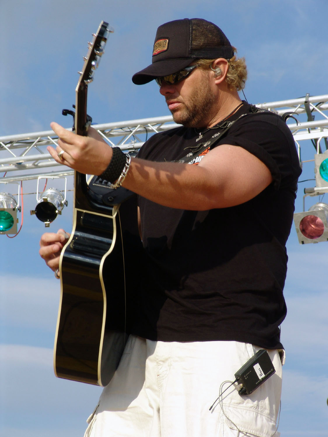 http://upload.wikimedia.org/wikipedia/commons/2/22/Toby_Keith_in_concert.jpg