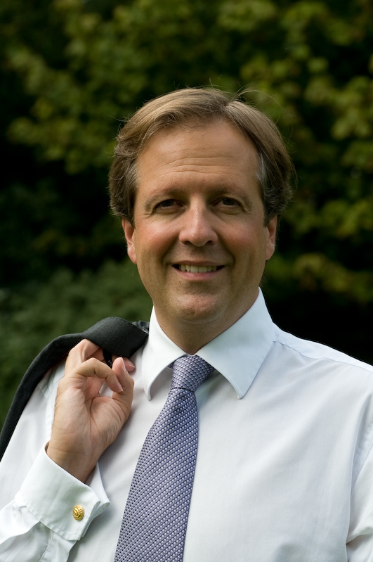 Alexander Pechtold  2024 Marrone naturale capelli & spigoloso stile dei capelli.
